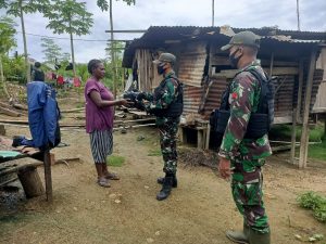 Satgas Yonif 131/Brs Bagikan Sembako di Bulan Ramadhan