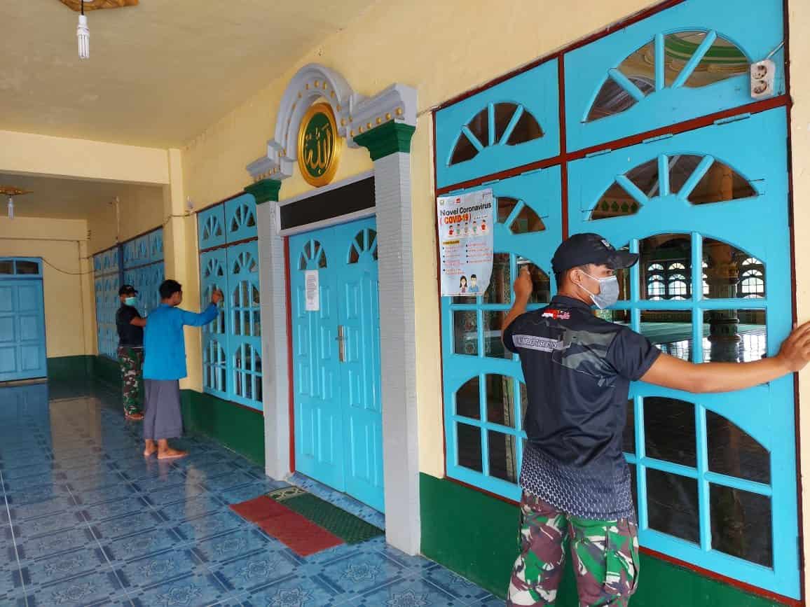 Satgas Yonif 642 Bersama Warga Gotong Royong Bersihkan Masjid di Dusun Entikong