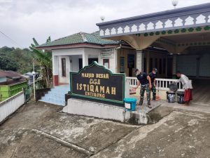 Satgas Yonif 642 Bersama Warga Gotong Royong Bersihkan Masjid di Dusun Entikong