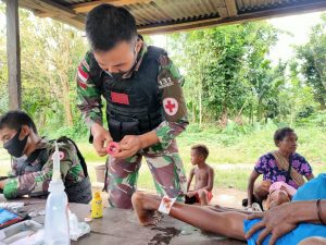 Personel Satgas Yonif 131/Brs Kunjungi Tokoh Masyarakat dan Berikan Layanan Kesehatan di Papua