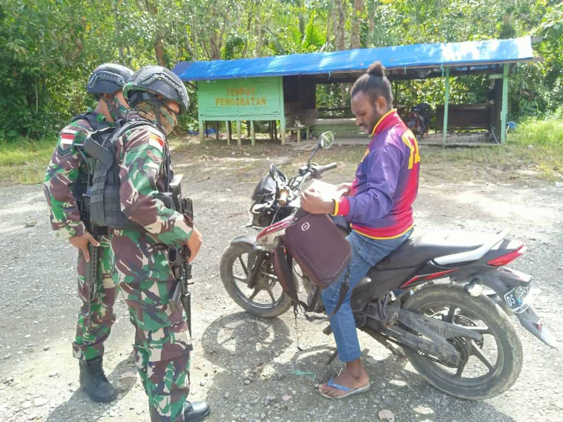 Cegah Peredaran Barang Terlarang, TNI Laksanakan Sweeping di Perbatasan Papua