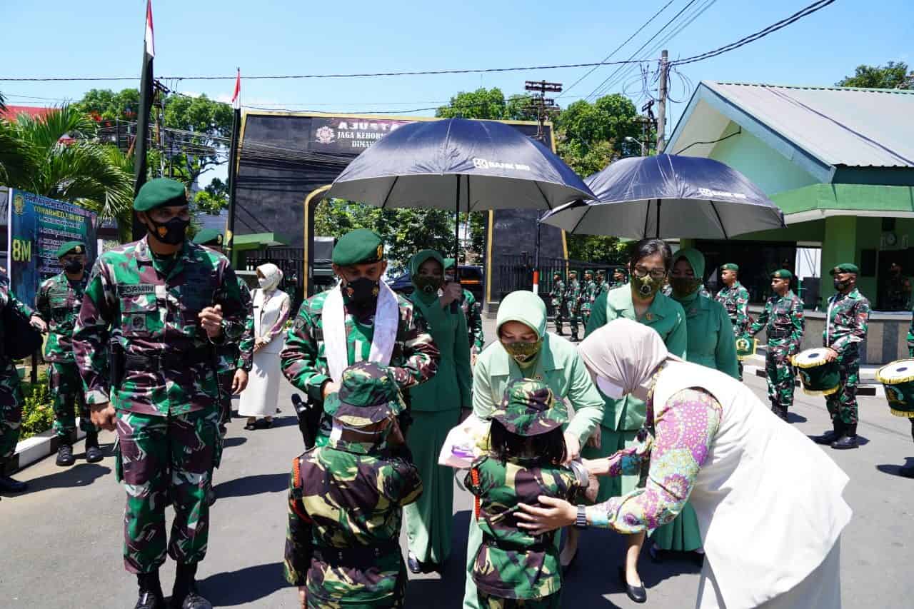 Kunjungi Yonarmed 1/Roket/AY/1/2, Pangdivif 2 Kostrad Ajak Prajuritnya Harumkan Satuan Kostrad