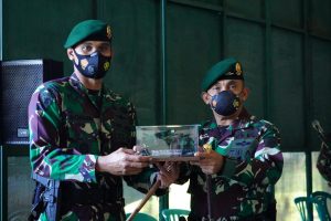 Kunjungi Yonarmed 1/Roket/AY/1/2, Pangdivif 2 Kostrad Ajak Prajuritnya Harumkan Satuan Kostrad