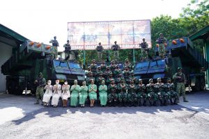 Kunjungi Yonarmed 1/Roket/AY/1/2, Pangdivif 2 Kostrad Ajak Prajuritnya Harumkan Satuan Kostrad