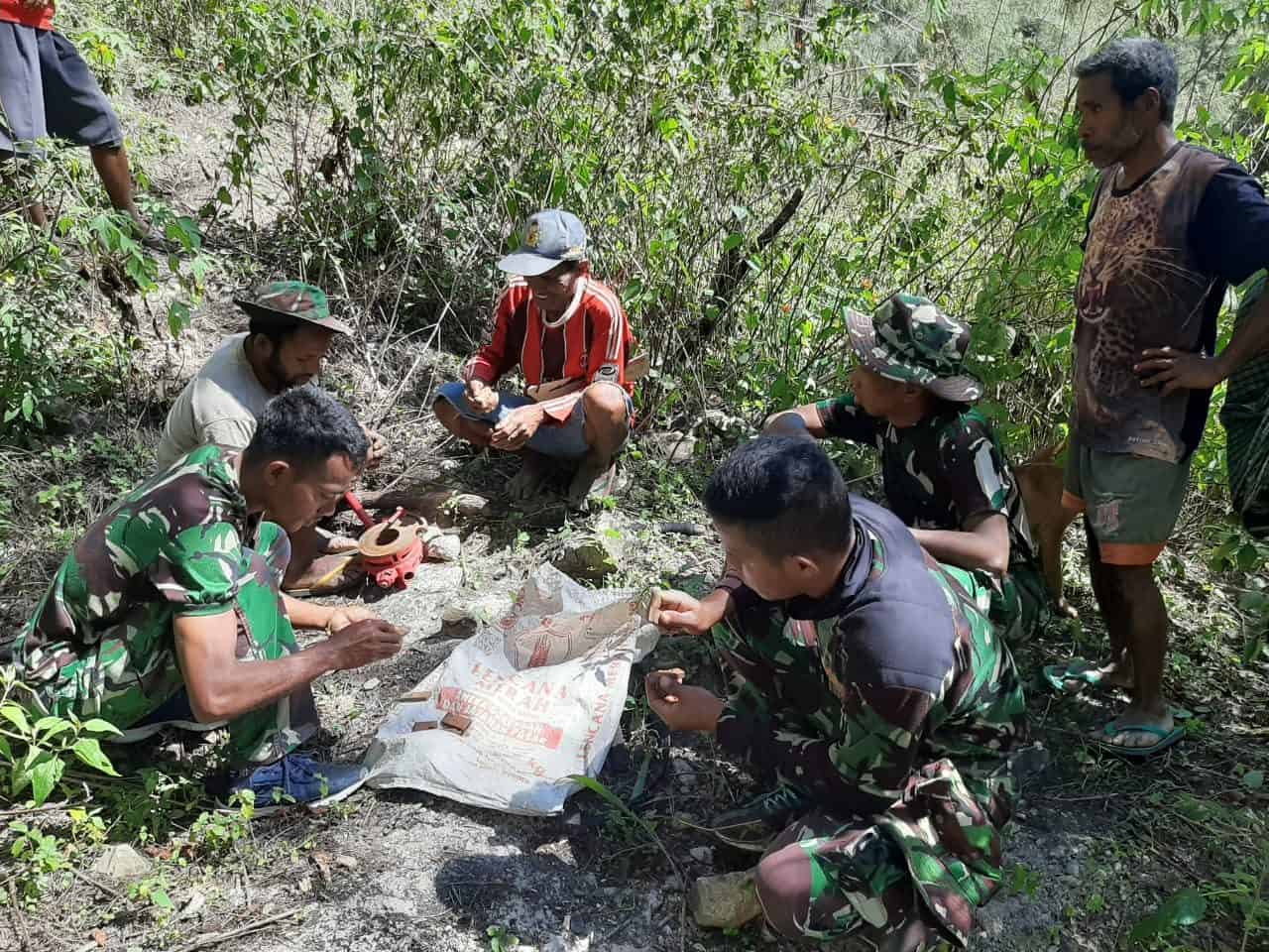 Rusak Tertimpa Pohon, Satgas Yonif 742 Perbaiki Pipa Air Bersih Dusun Fohululik