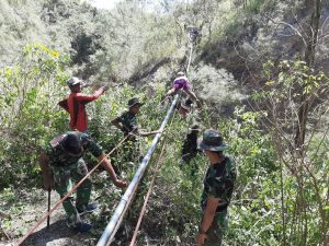 Rusak Tertimpa Pohon, Satgas Yonif 742 Perbaiki Pipa Air Bersih Dusun Fohululik