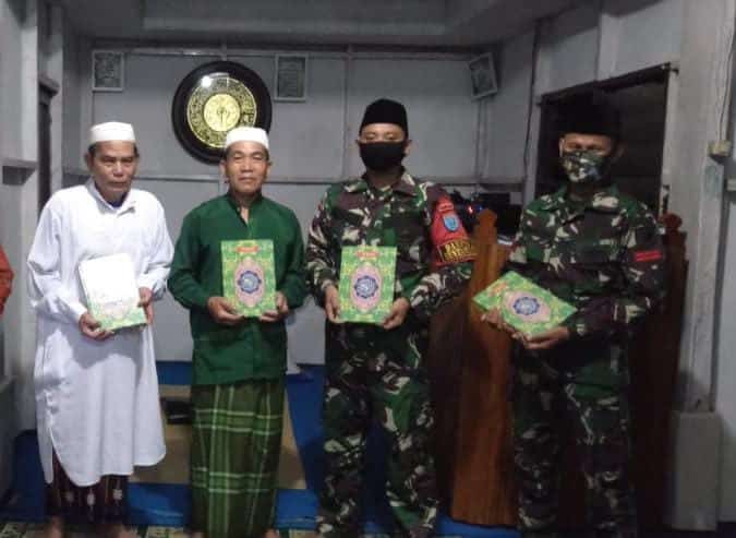 Satgas Yonif 642 Berikan Bantuan Al-Quran Kepada Masjid Perbatasan