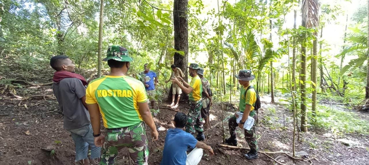 Peduli Lingkungan, Satgas Yonarmed 6 dan Pemuda Desa Inbate Tanam Pohon di Perbatasan
