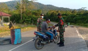 Sambil Gelar Pemeriksaan, Satgas Yonif 642 Bagikan Takjil Kepada Pengendara Kendaraan