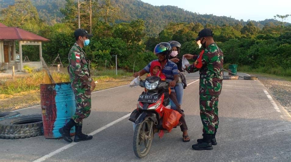 Sambil Gelar Pemeriksaan, Satgas Yonif 642 Bagikan Takjil Kepada Pengendara Kendaraan