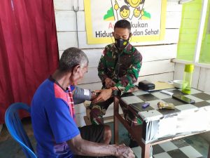 Tingkatkan Kesehatan Warga, Satgas Yonif 734 Buka Pos Yankes di Desa Kairatu