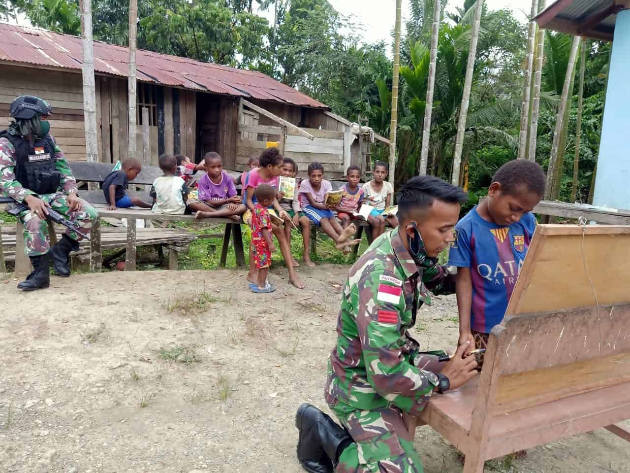 Jaga Semangat Belajar, Satgas Yonif 512 Gelar Bimbel Keliling Kampung Bagi Anak Papua