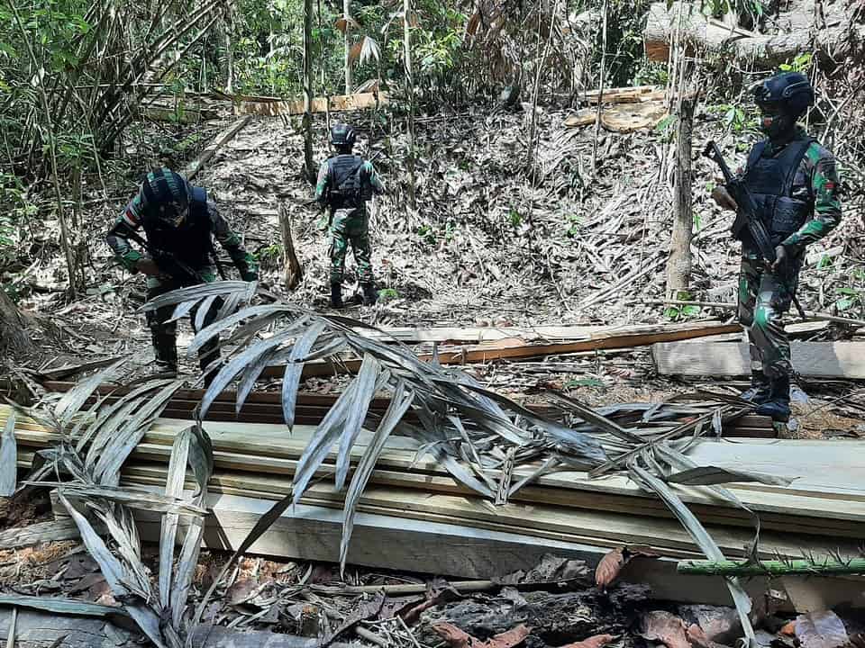 Diduga Hasil Pembalakan Liar, Satgas Yonif 642 Amankan Kayu Olahan di Hutan Jagoi Babang