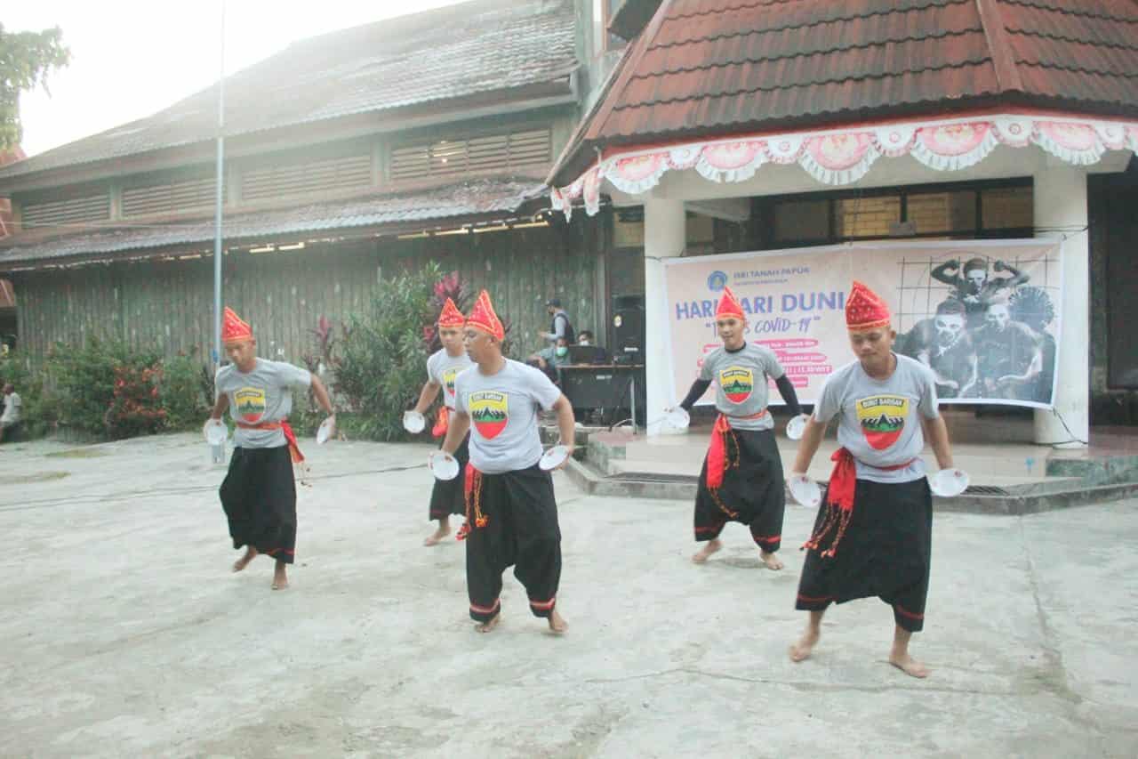 Tampilkan Tari Piring, Satgas Yonif 131 Meriahkan Hari Tari Dunia di Papua