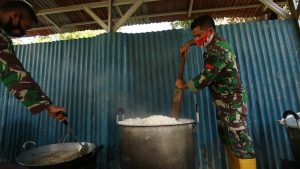 Layani Kebutuhan Satgas Zeni dan Masyarakat, Denbekang Kupang Gelar Dapur Lapangan