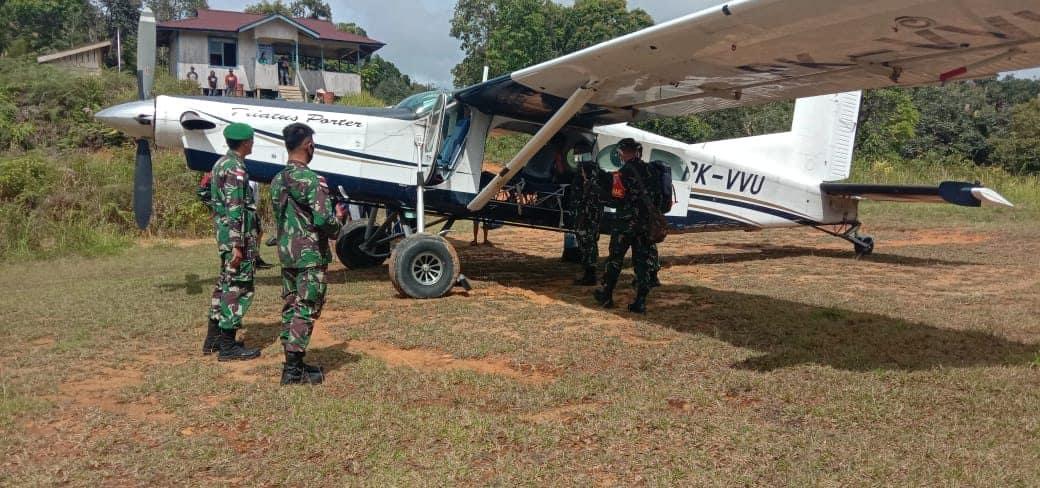 Satgas Yonif 614 Cegah Peredaran Barang Ilegal di Bandara Perintis Data Dian