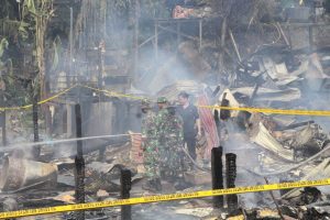 Dua Jam Berjibaku, Satgas Yonif 614 Berhasil Padamkan Kebakaran di Kampung Ujoh Bilang