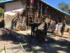 Perbaiki Gereja Arnoldus Yansen, Satgas Yonif 742 Gelar Karya Bakti Di Desa Henes