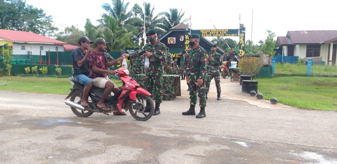 Bagikan Takjil, Satgas Yonif 756 Ajak Masyarakat Untuk Menebar Kebaikan Kepada Sesama