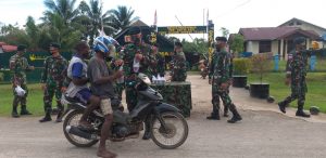 Bagikan Takjil, Satgas Yonif 756 Ajak Masyarakat Untuk Menebar Kebaikan Kepada Sesama