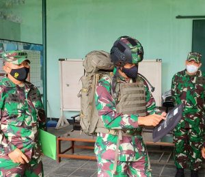 Kadislitbangad Pimpin Uji Terima Materiel Bekal Anti Peluru Untuk Melindungi Prajurit TNI