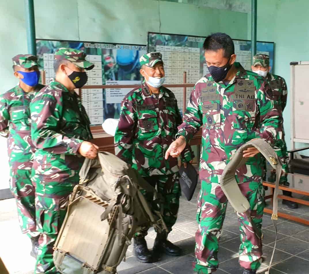 Kadislitbangad Pimpin Uji Terima Materiel Bekal Anti Peluru Untuk Melindungi Prajurit TNI