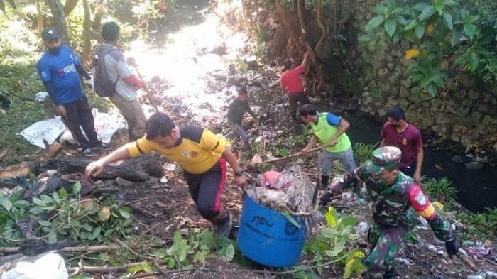 Babinsa Koramil Darul Imarah Bersihkan Sampah di Bantaran Sungai Gampong Leu Ue