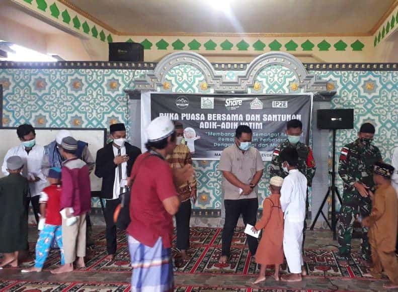 Satgas Yonif 642 Buka Bersama Remaja Masjid dan Anak Yatim di Perbatasan