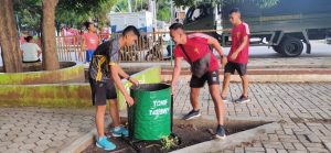 Budayakan Hidup Bersih, Satgas 742 Siapkan Tempat Sampah di Alun-Alun Atambua