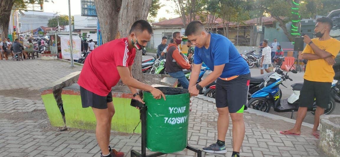 Budayakan Hidup Bersih, Satgas 742 Siapkan Tempat Sampah di Alun-Alun Atambua