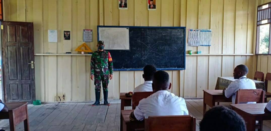 Peduli Pendidikan Anak di Pedalaman Papua, Babinsa Koramil 1710-05/Jila Jadi Tenaga Pendidik