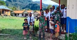 Peduli Pendidikan Anak di Pedalaman Papua, Babinsa Koramil 1710-05/Jila Jadi Tenaga Pendidik