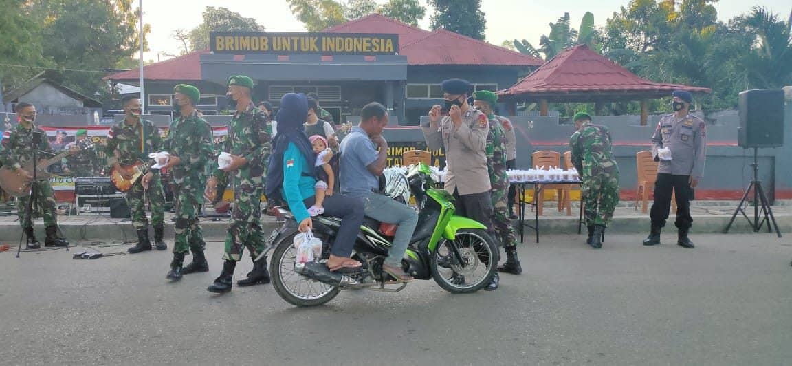 Peduli Sesama, Satgas Yonif 742 dan Brimob Polda NTT Bagikan 100 Takjil di Belu