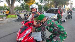 Peduli Sesama, Satgas Yonif 742 dan Brimob Polda NTT Bagikan 100 Takjil di Belu