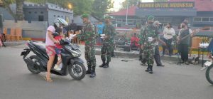 Peduli Sesama, Satgas Yonif 742 dan Brimob Polda NTT Bagikan 100 Takjil di Belu