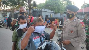 Peduli Sesama, Satgas Yonif 742 dan Brimob Polda NTT Bagikan 100 Takjil di Belu