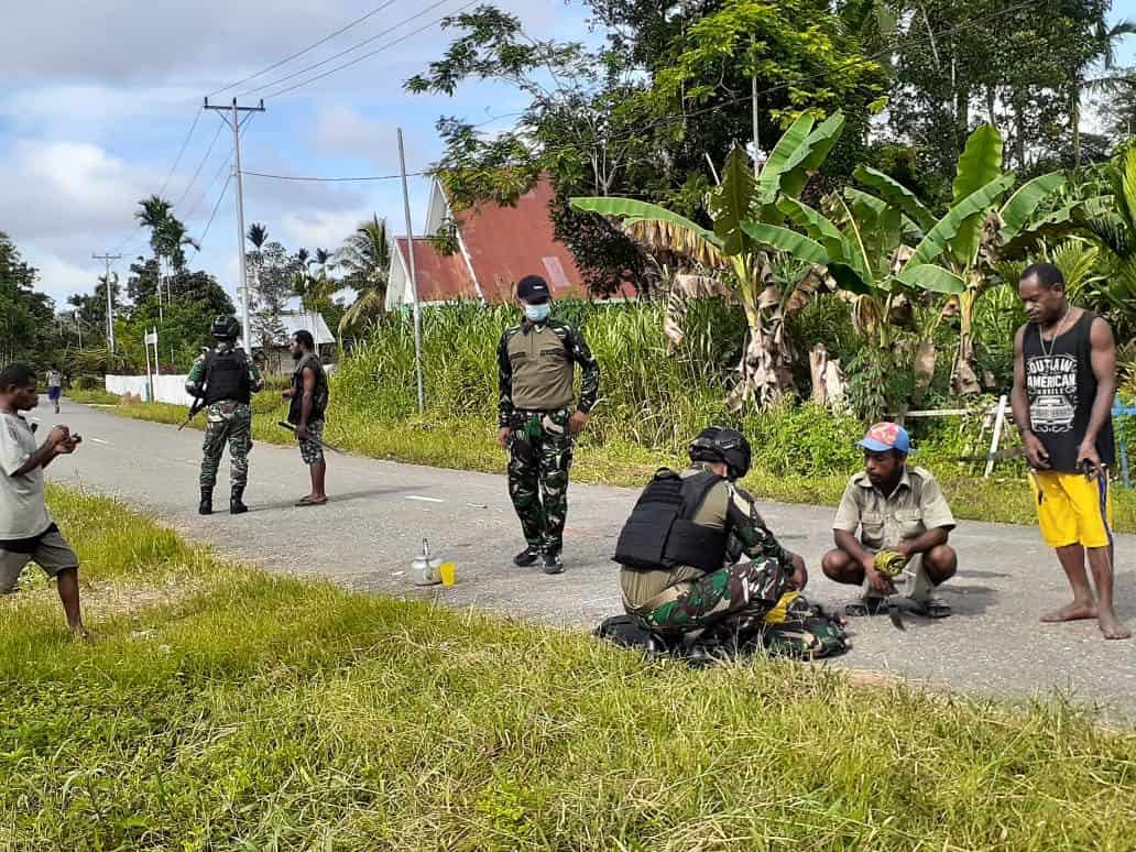 Satgas Yonif 403 Bersama Masyarakat Bersihkan Lingkungan SD Perbatasan