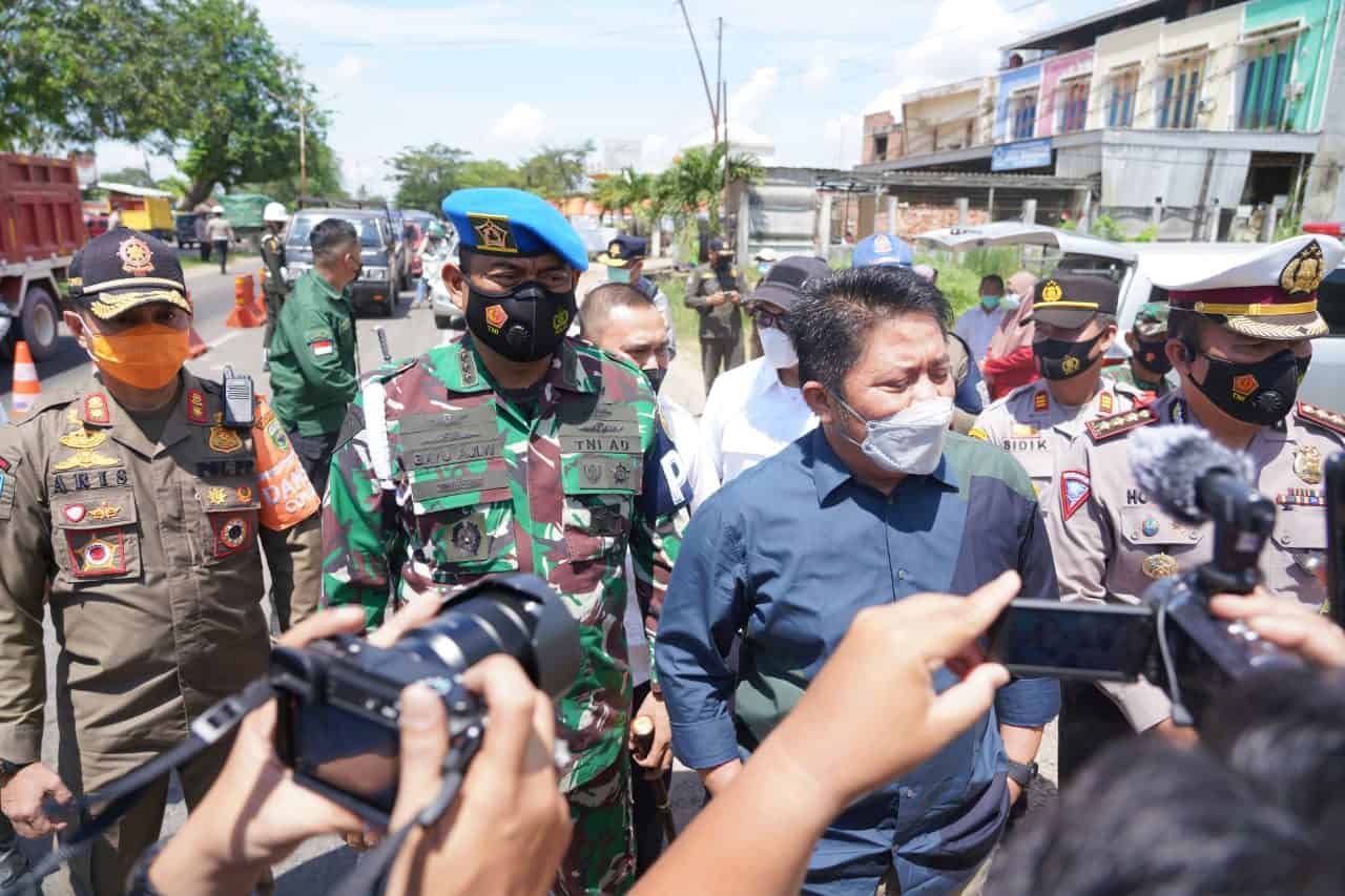 Danpomdam II/Sriwijaya Dampingi Gubernur Sumsel Tinjau Pos Penyekatan Arus Mudik Lebaran