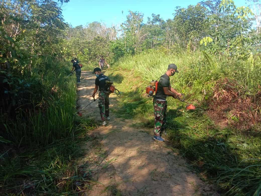 Jaga Kebersihan Lingkungan, Satgas Yonif 642 Bersama Warga Bersihkan Jalan Desa Sentabeng