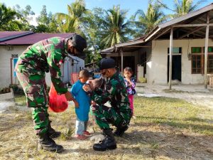 Satgas Yonif 642 Berikan Baju Lebaran Kepada Anak Pebatasan