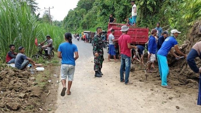 Tertimbun Longsor, Babinsa dan Warga Gotong Royong Bersihkan Jalan Desa Mekar