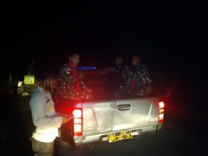 Satgas Yonif 734 Bantu Patroli Pengamanan Malam Takbiran di Desa Hitu