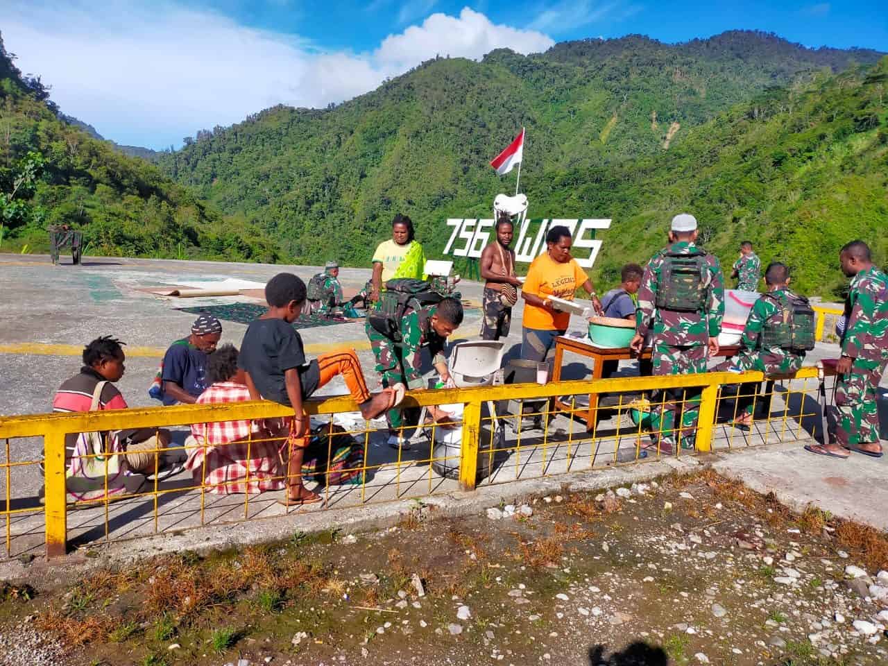 Satgas Yonif 756 Rayakan Idul Fitri Dengan Berbagi Berkah Kepada Masyarakat Banti