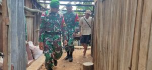 Satgas Yonif 742 Rehab Rumah Milik Kasiran di Dusun Sakafini