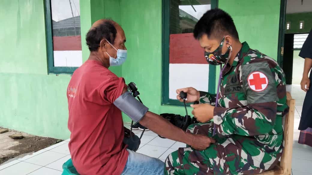 Jaga dan Pelihara Kesehatan Warga, Satgas Yonarmed 6/3 Gelar Yankes di Desa Naekake