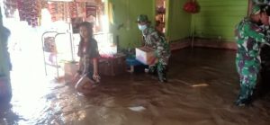 Satgas Yonif 614 Bantu Evakuasi Warga Terdampak Banjir di Malinau