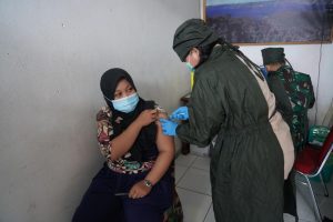 Para Purnawirawan TNI AD dan Warakawuri di Manokwari Terima Vaksin AstraZeneca Tahap – I