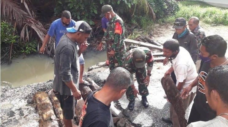 Babinsa Koramil 08 Nusalaut Bersama Warga Perbaiki Jembatan Desa Abubu