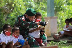 Perpustakaan Keliling Satgas Yonarmed 6/3 Tingkatkan Minat Baca Siswa di Perbatasan