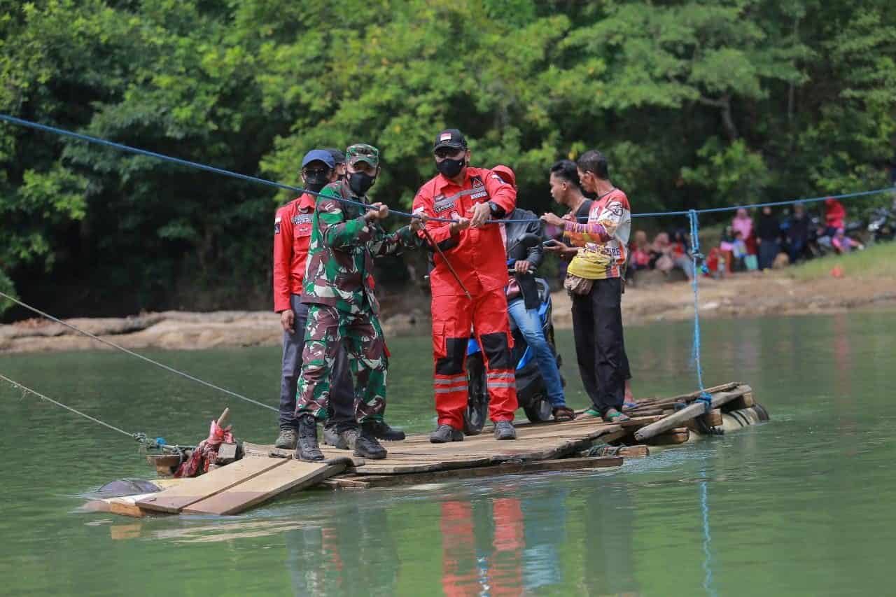 Bentangkan Jembatan Gantung Sambil Baksos di Seluruh Pelosok Nusantara